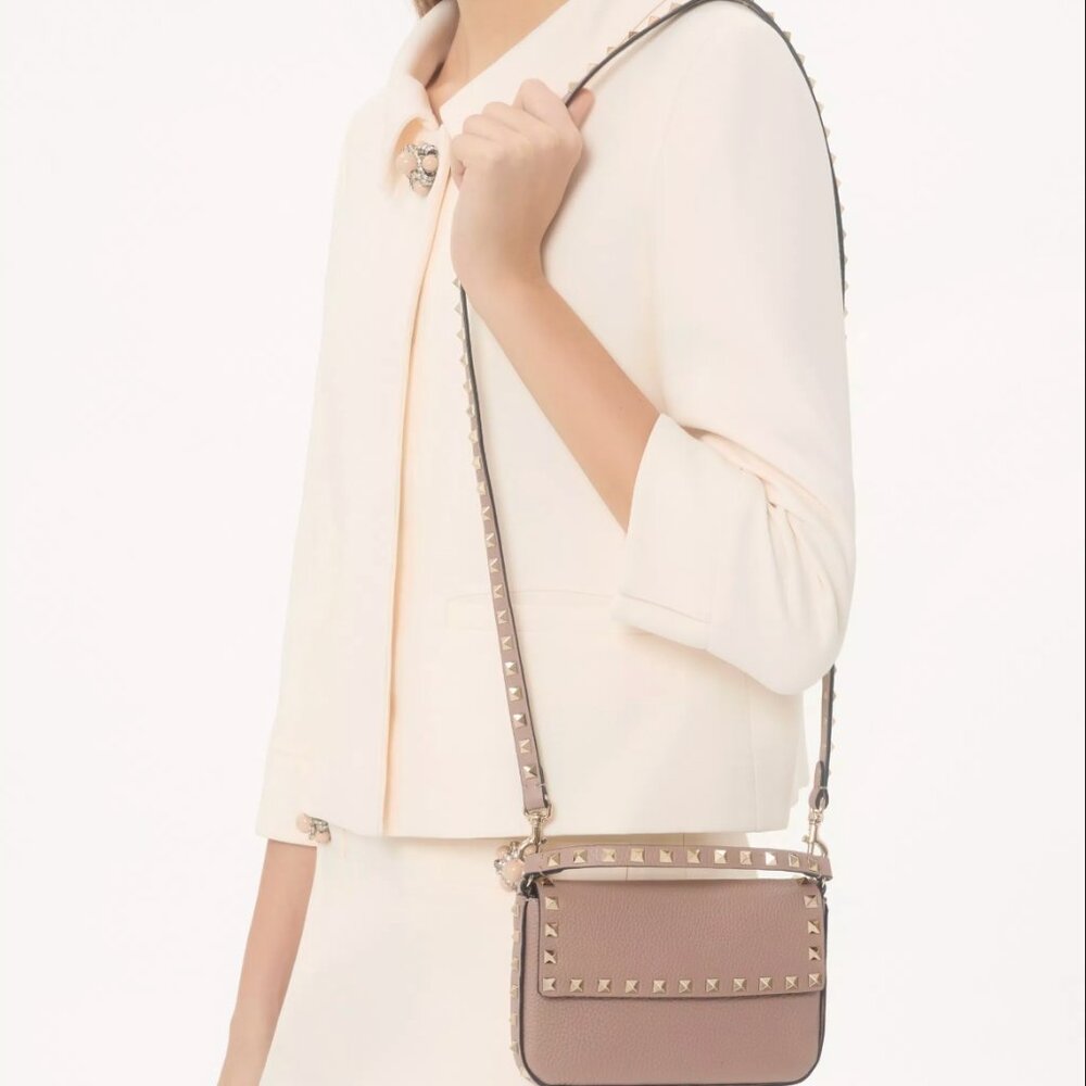 Valentino Rockstud pouch in grainy calfskin leather.